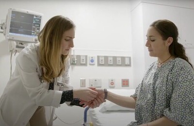 Кодирование Аквилонг в Печоре Врач держит пациентку за руку